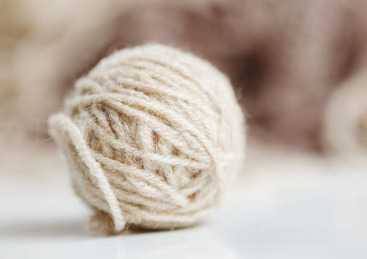 Quel fil choisir pour le punch needle : coton, laine ou acrylique ?