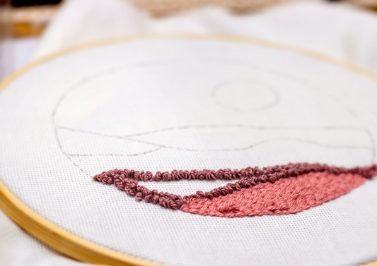 Les origines du punch needle : l'art du fil qui traverse le temps.