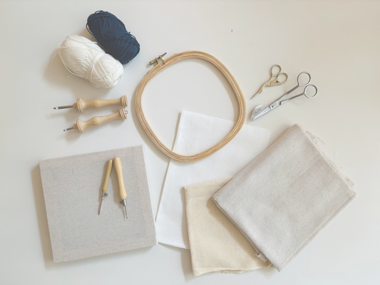 Les origines du punch needle : l'art du fil qui traverse le temps.